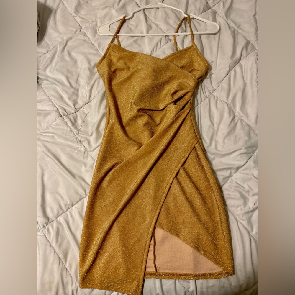 Médium sparkly golden short dress, cute for a night out. ☺️